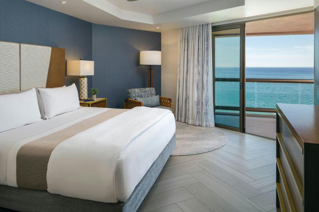 2 Bedrooms, Governor, Suite, 2 King Beds, Sofa, Jetted Tub, Balcony
