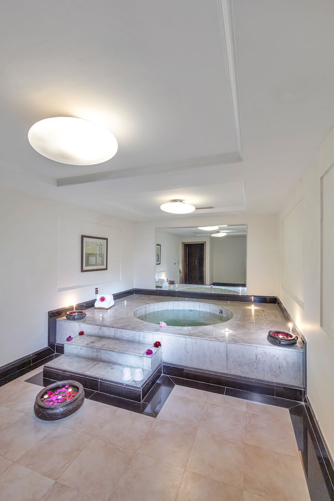 Club Mahindra White Meadows 20/50