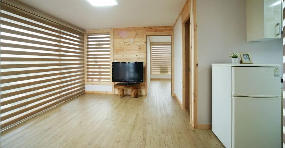 Jeju Gotjawal Geomoon Oreum Pension 8/50