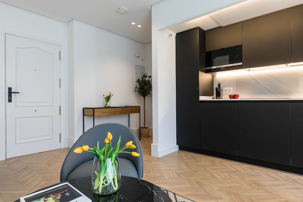 Feelathome Waldorf Suites Apartments 5/40