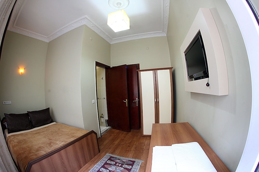 PARADISE HOTEL 29/36