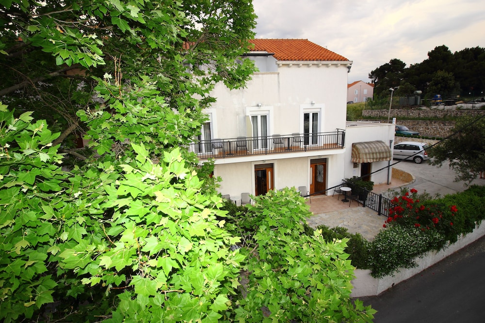 Bacan Serviced Apartments 3/64