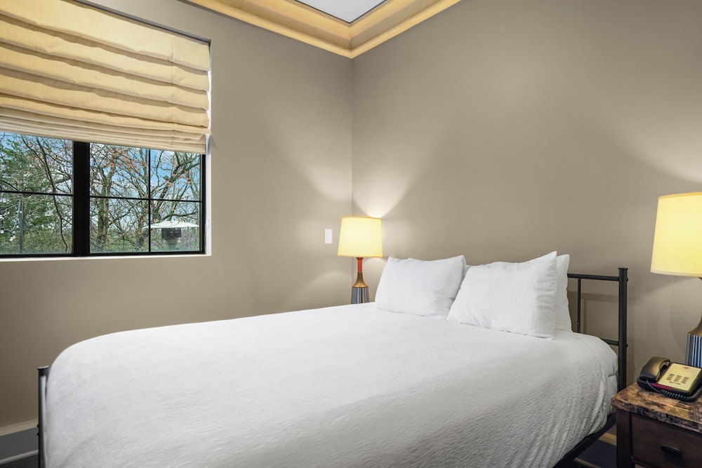 Palace, Queen Bed