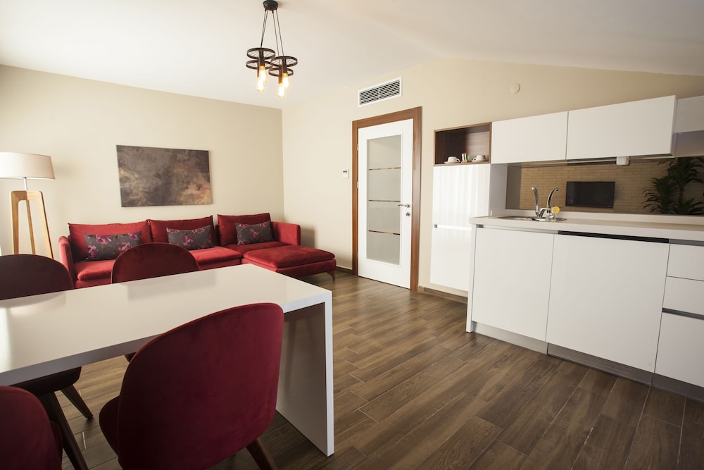 Maxuite Hotel In Home 23/37