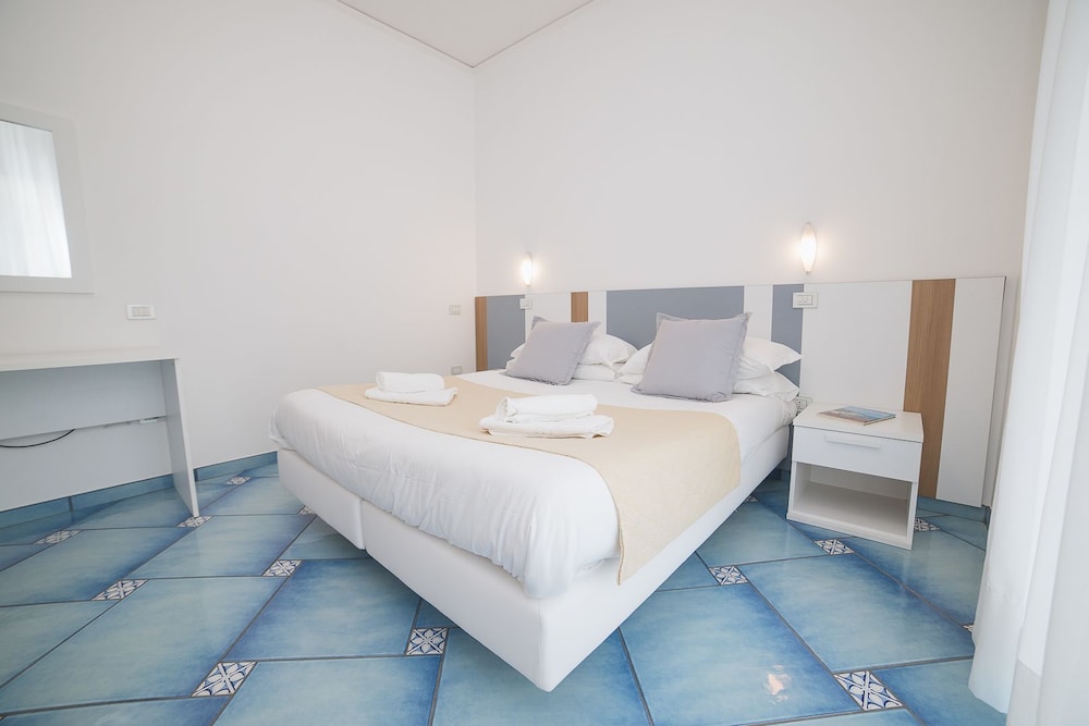 Hotel De Rosa 4/32