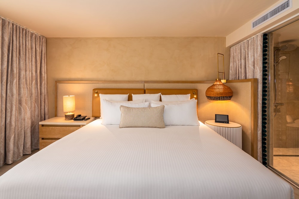 جناح جونيور بسرير كينج بإطلالة على المسبح