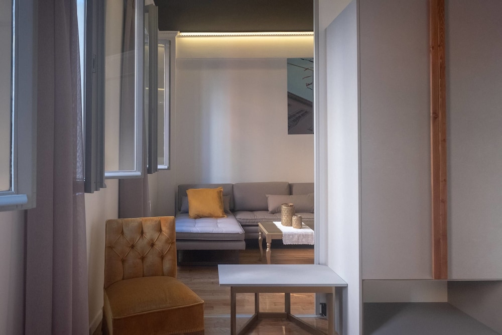 Athenian Yard Suites 29/50