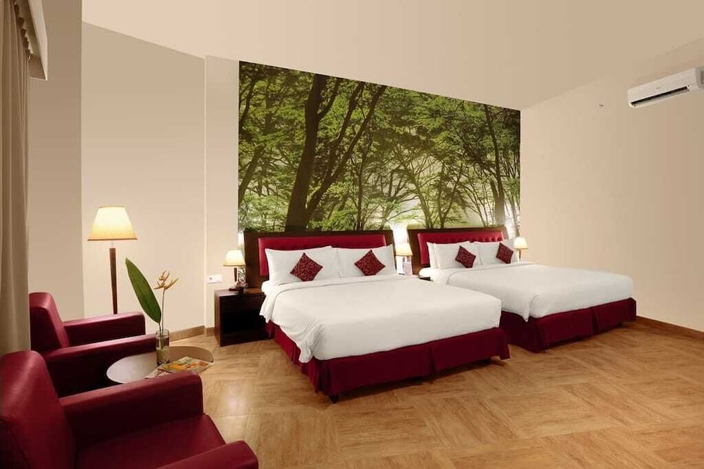 Room, Quadruple, King Bed, No Window