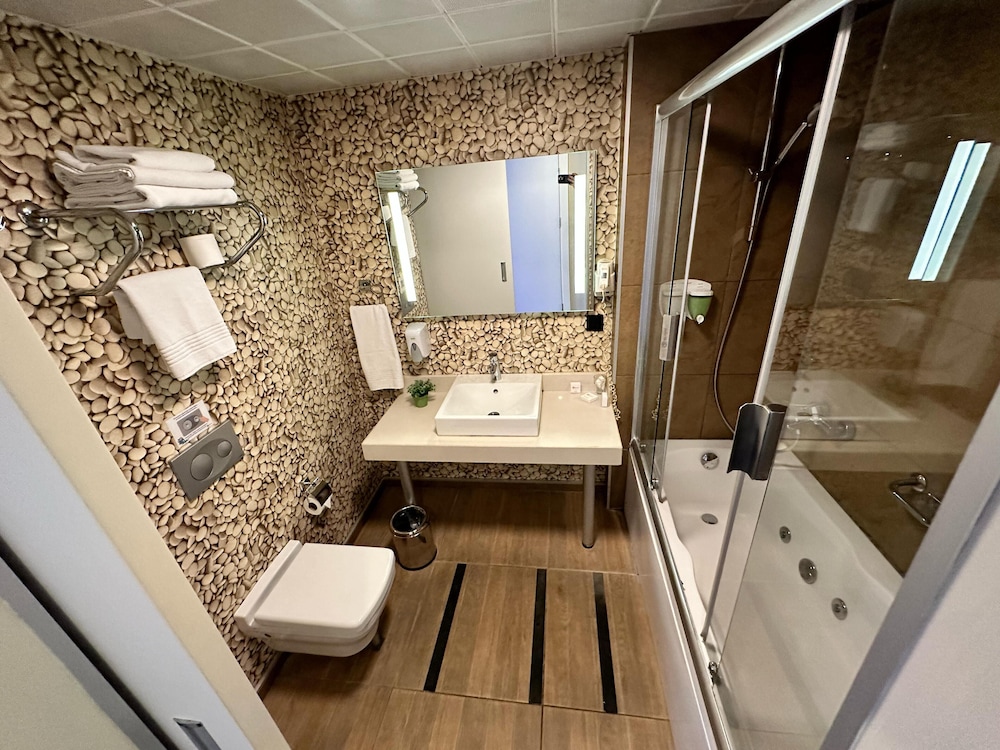Tempo Suites Airport 44/47