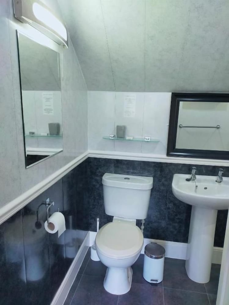 The Groveside Guest House 44/48
