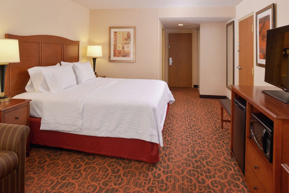 غرفة بسرير كينج مع أريكة، Hampton Inn Frederick 2/4