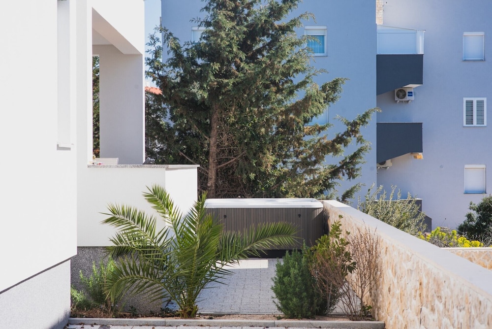 Apartments Tomana 50/50
