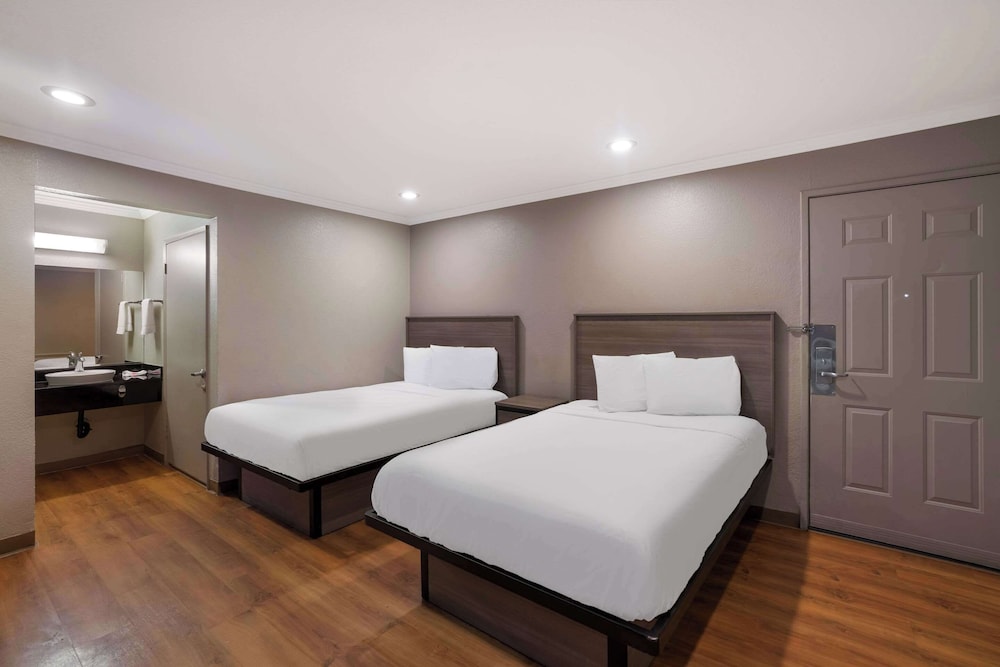 Standard, 2 Double Beds, Smoking