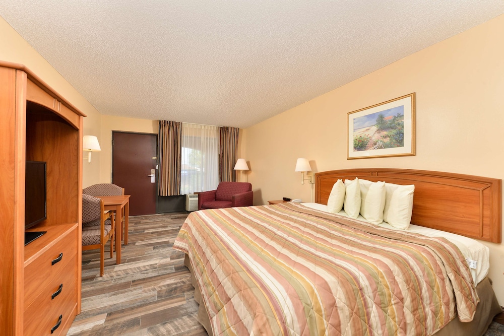 ROOM, KING BED