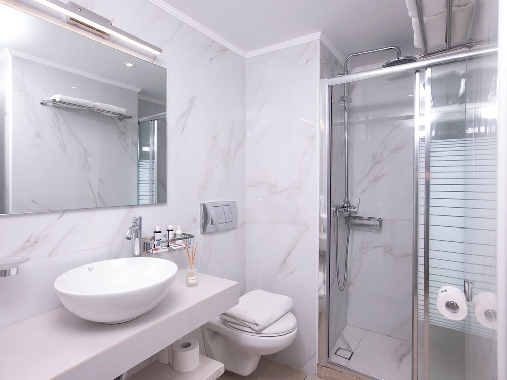 Mythos Suites Hotel 66/68