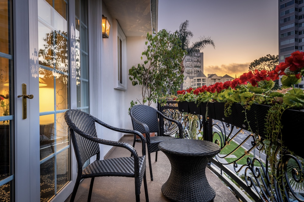 Beverly Hills Plaza Hotel & Spa 53/63
