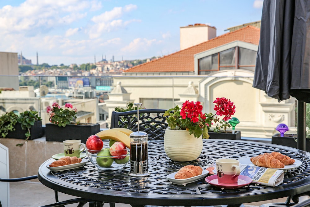 No 8 Galata 29/50