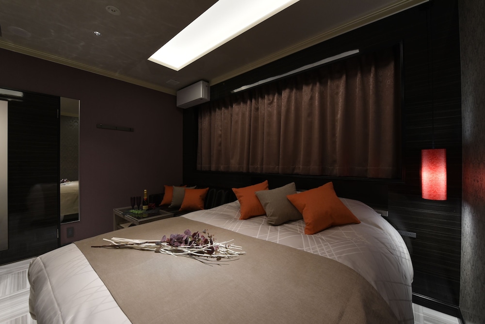 DELUXE, DOUBLE BED, SMOKING