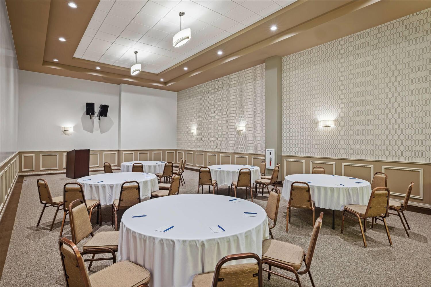 Days Inn & Suites by Wyndham Winkler 33/43