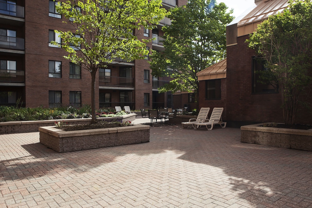 Les Suites Hotel Ottawa 6/50
