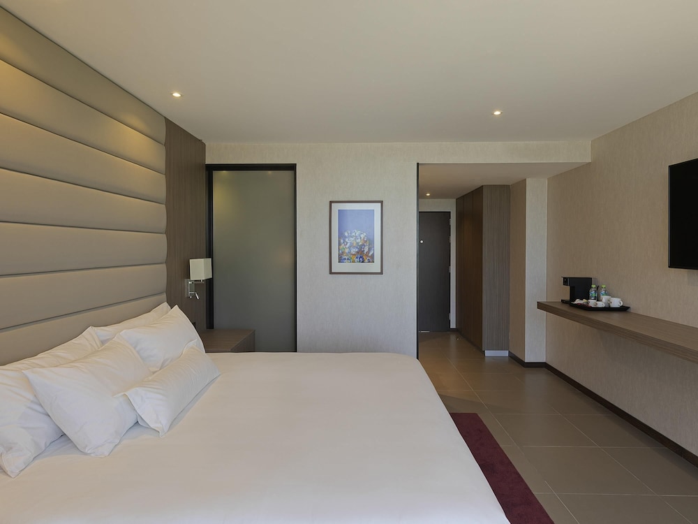 Swiss, King Bed, City View