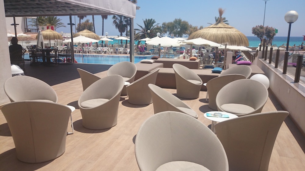 R2 Veronica Beach Hotel 35/48