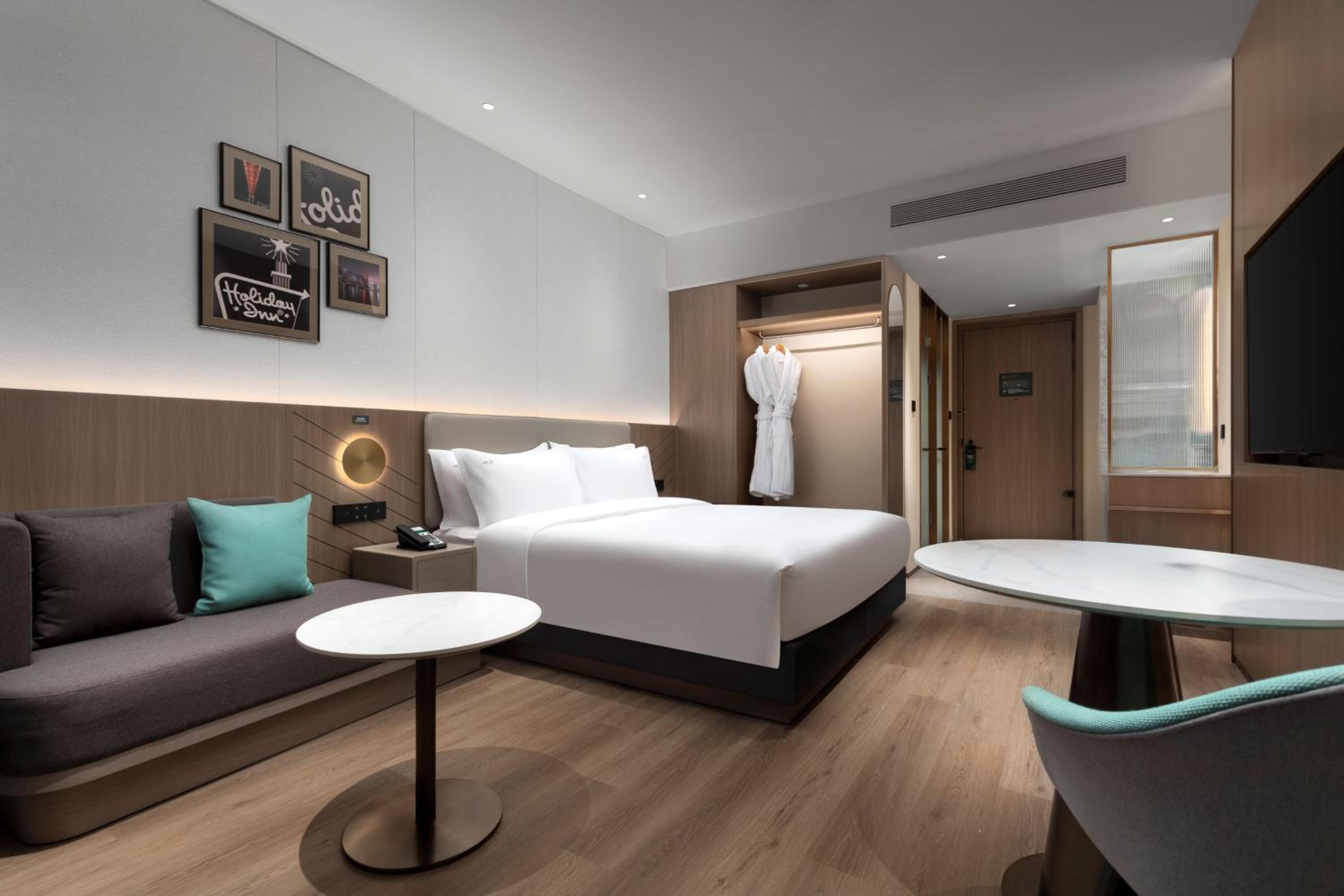 Standard, Single Bed, Holiday Inn Shanghai Jing'an by IHG 2/10