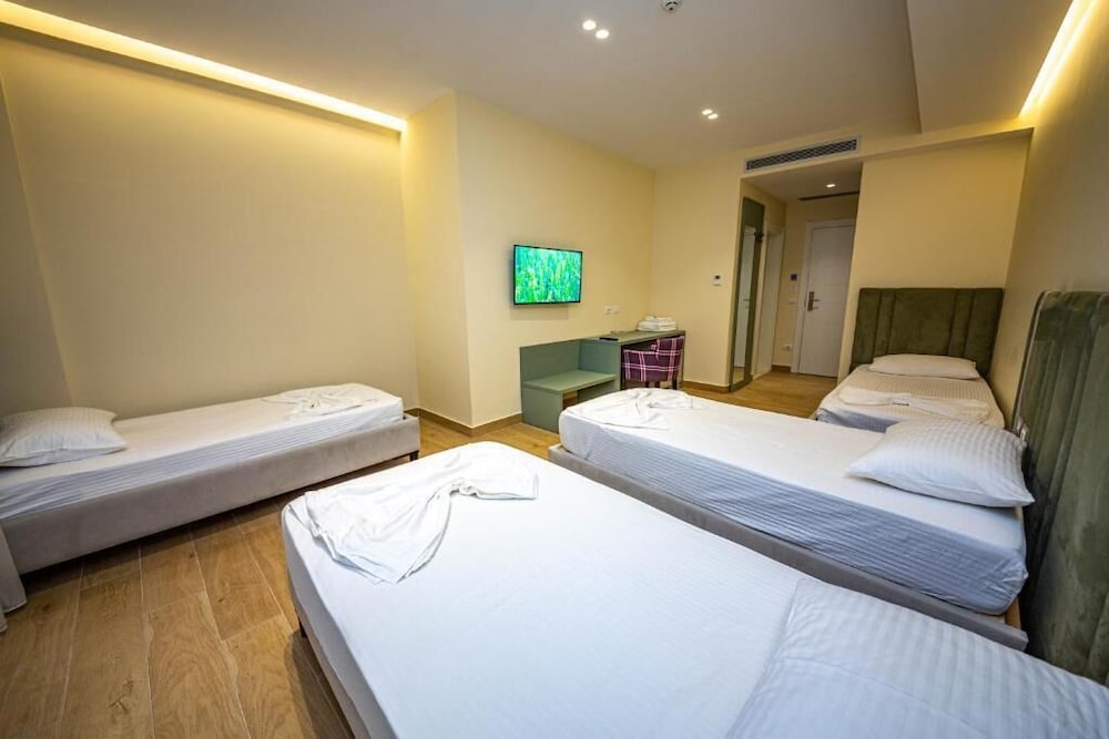 STANDARD, QUADRUPLE, 4 BEDS, PARTIAL SEA VIEW, BALCONY