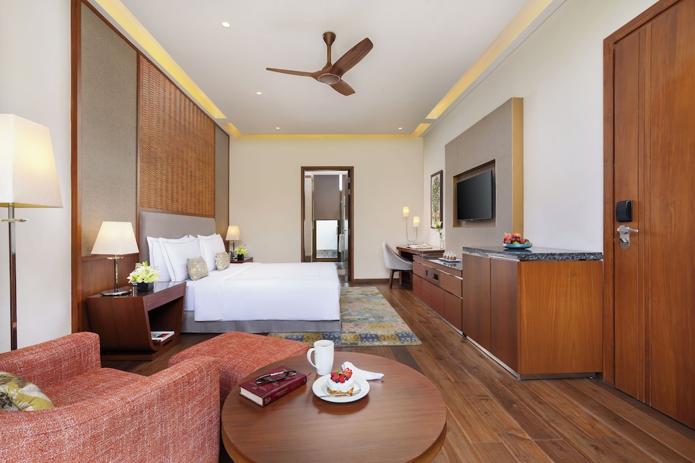LUXURY ROOM WITH BALCONY- KING BED