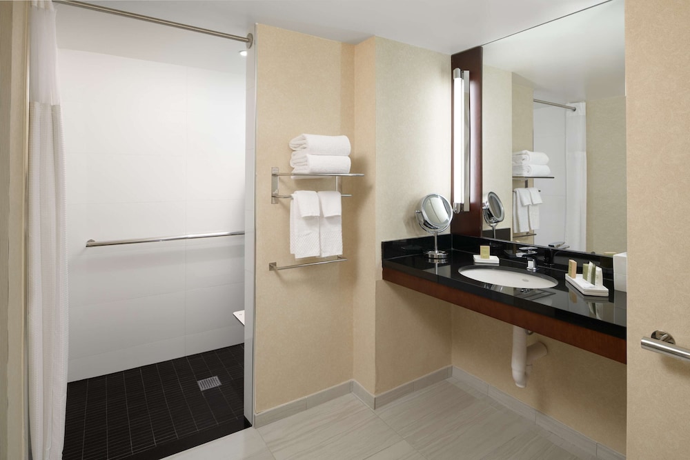 Hilton Charlotte Uptown (ex Hilton Charlotte Center City) 29/82