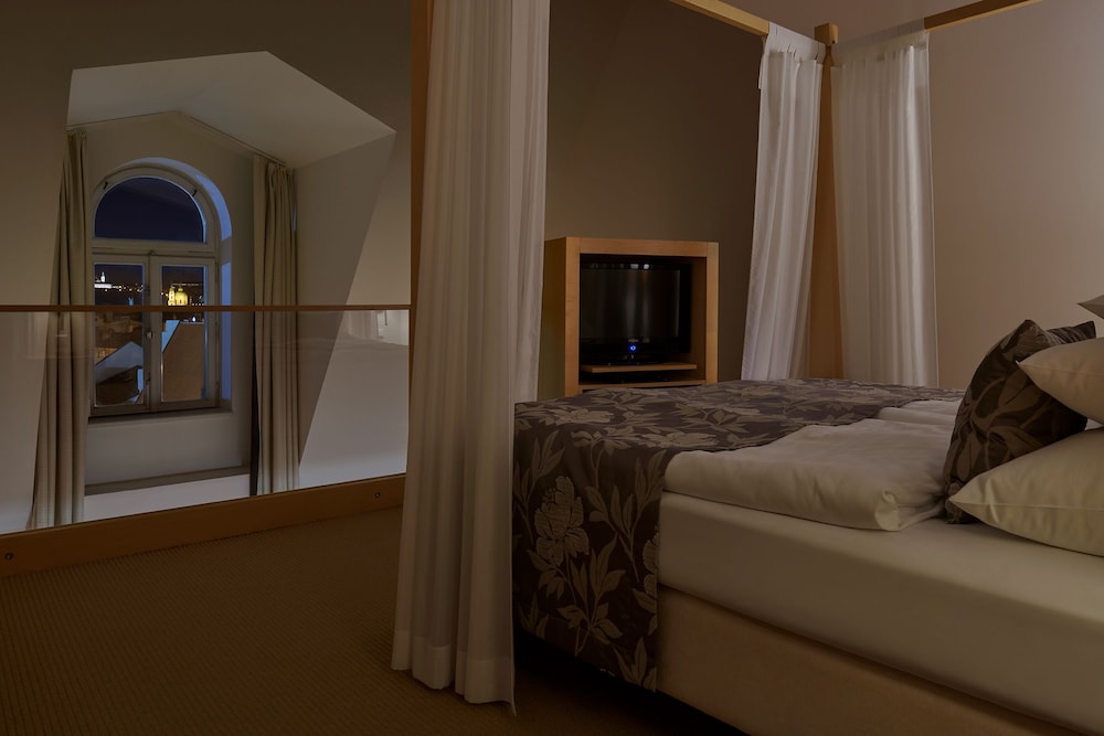 Skyloft, Junior Suite, King Bed, Sofa