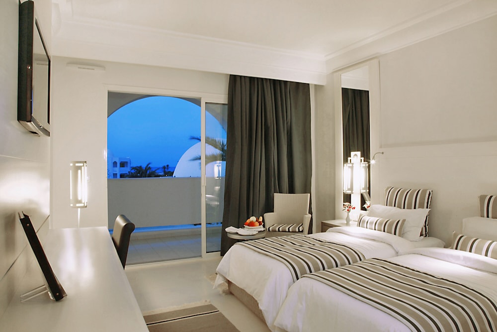 ROOM, QUADRUPLE