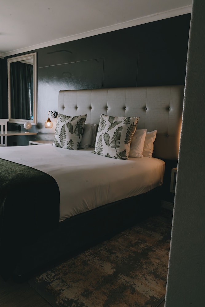 The Riverside Hotel 7/50