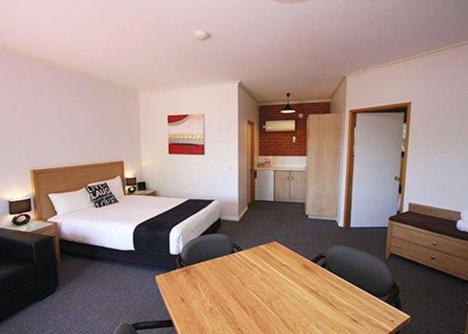 Room, 3 Beds, Queen Bed