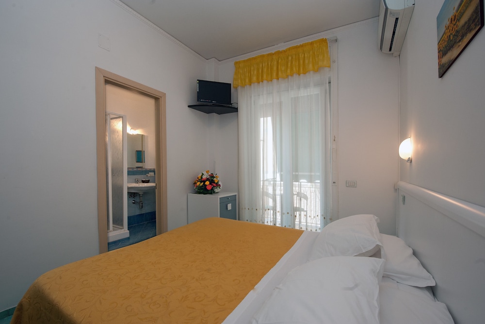 Hotel De Rosa 3/32