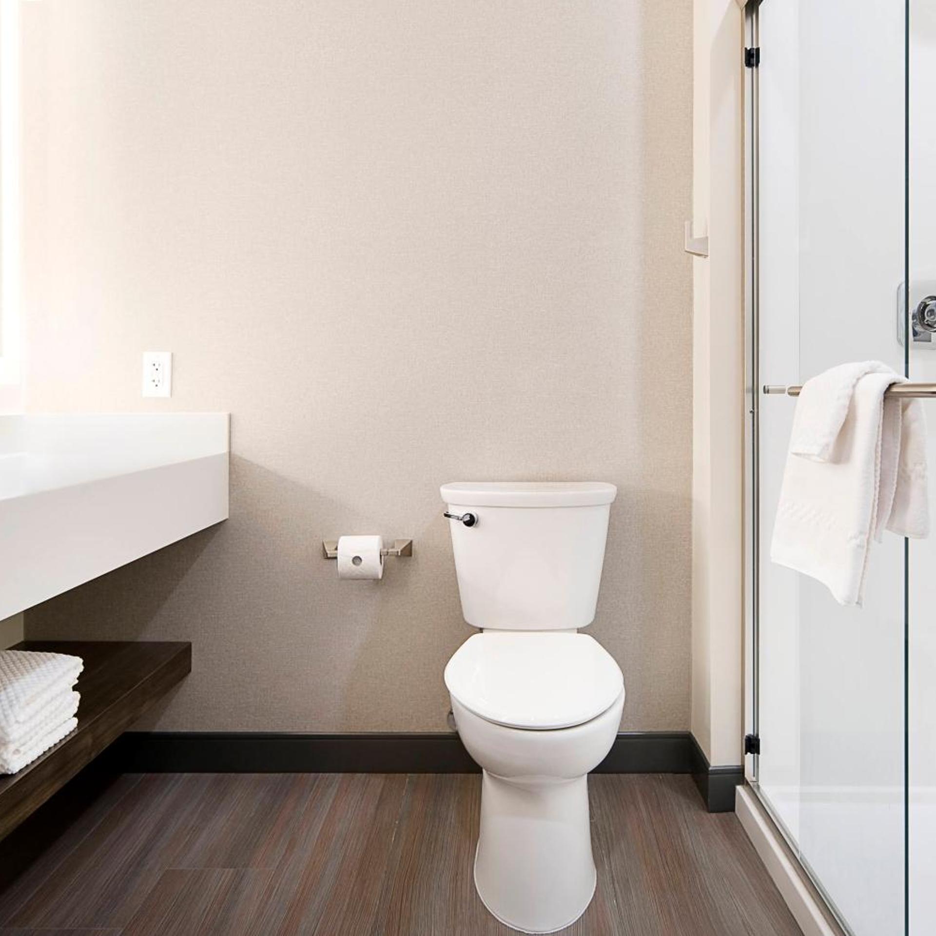 جناح جونيور بشرفة، Clubhouse Hotel Suites Sioux Falls 2/3