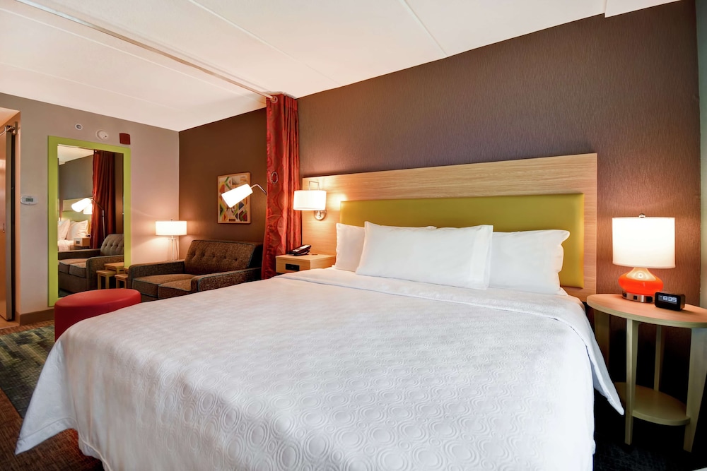 STUDIO, SUITE, KING BED