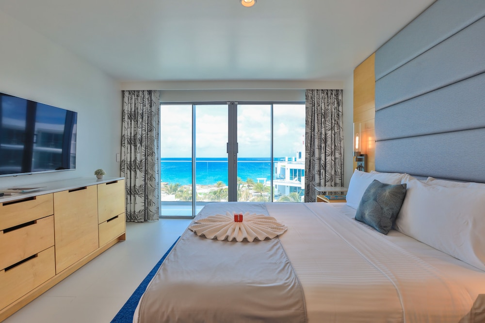 Deluxe, Suite, King Bed, Ocean Front, Sofa
