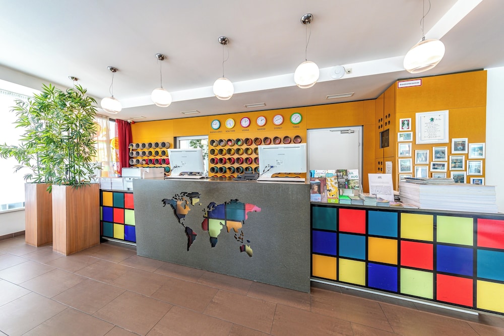 A T Holiday Hostel Wien 14/77