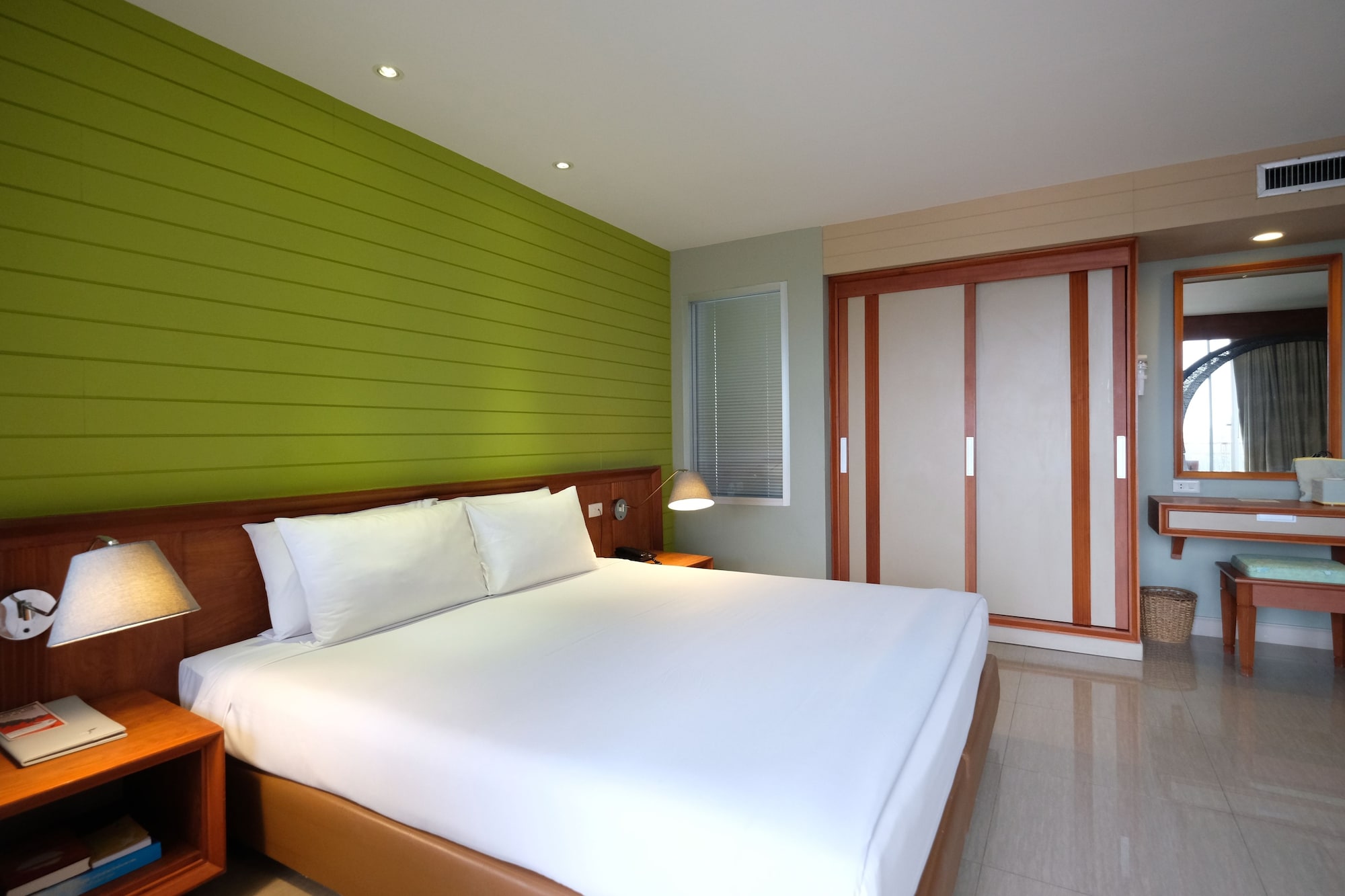 We, Suite, Double Bed, Bathtub, Corner