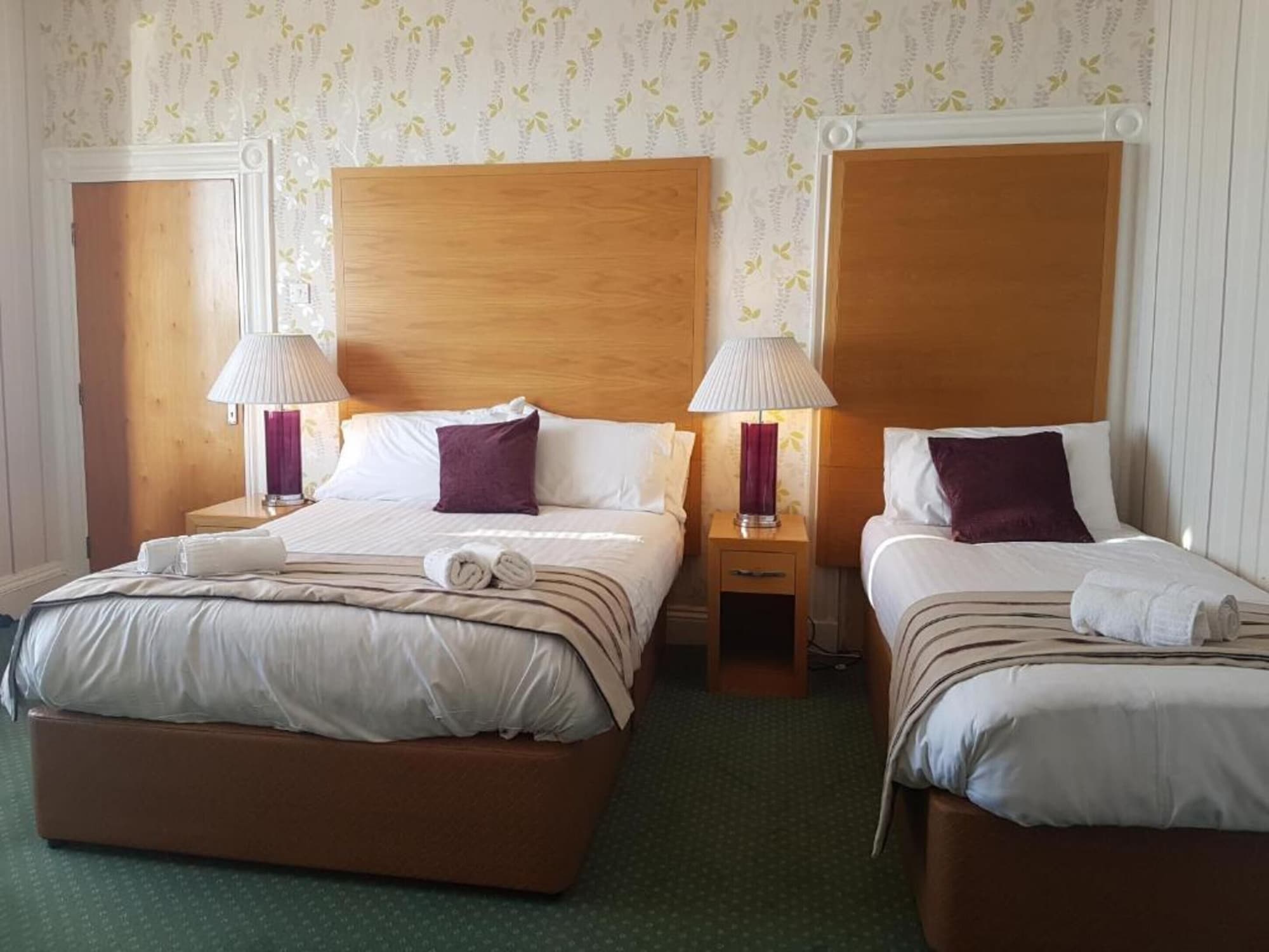 جناح عائلي بسريرين منفصلين مع أريكة