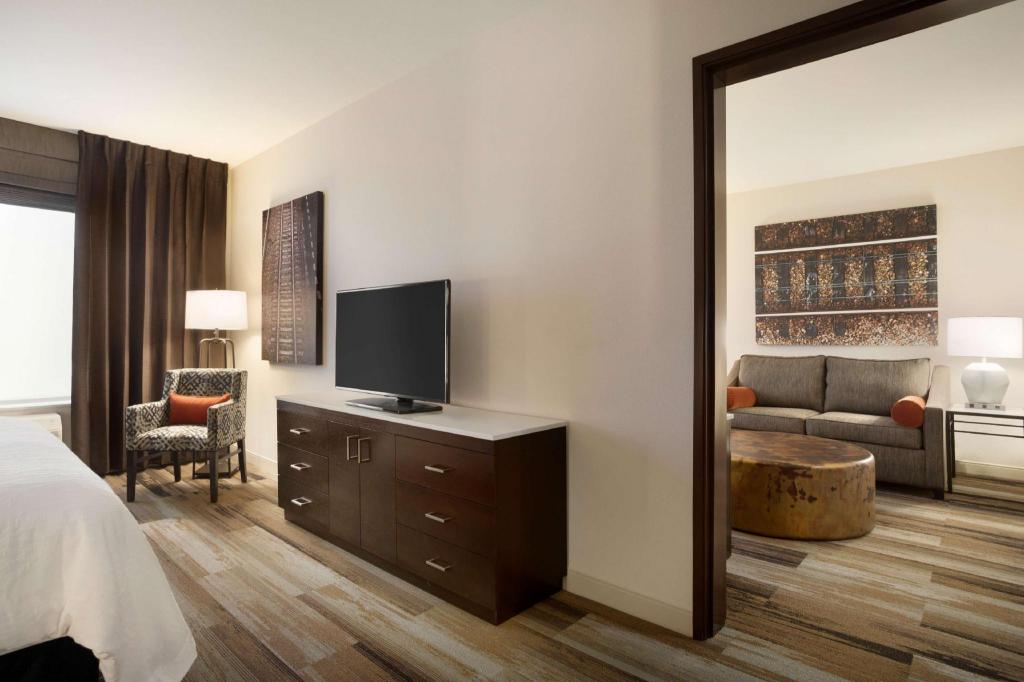 1 BEDROOM, SUITE, KING BED, ACCESSIBLE