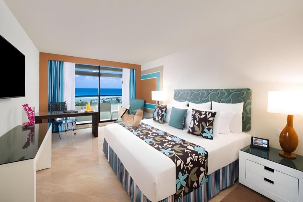 Pyramid, Master, Suite, Queen Bed