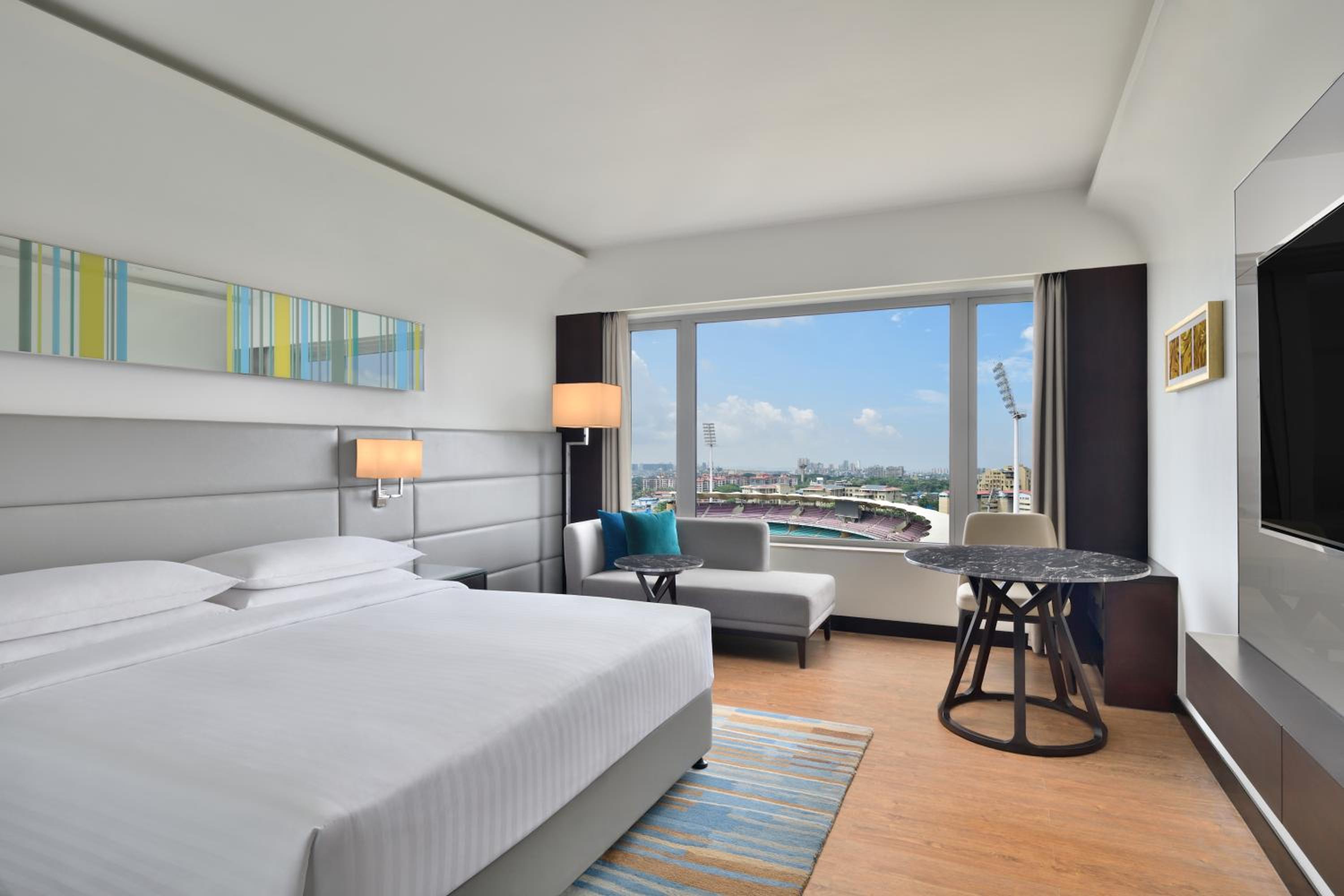 Club, Guest Room, Executive, King Bed, Stadium View, Executive Lounge Access