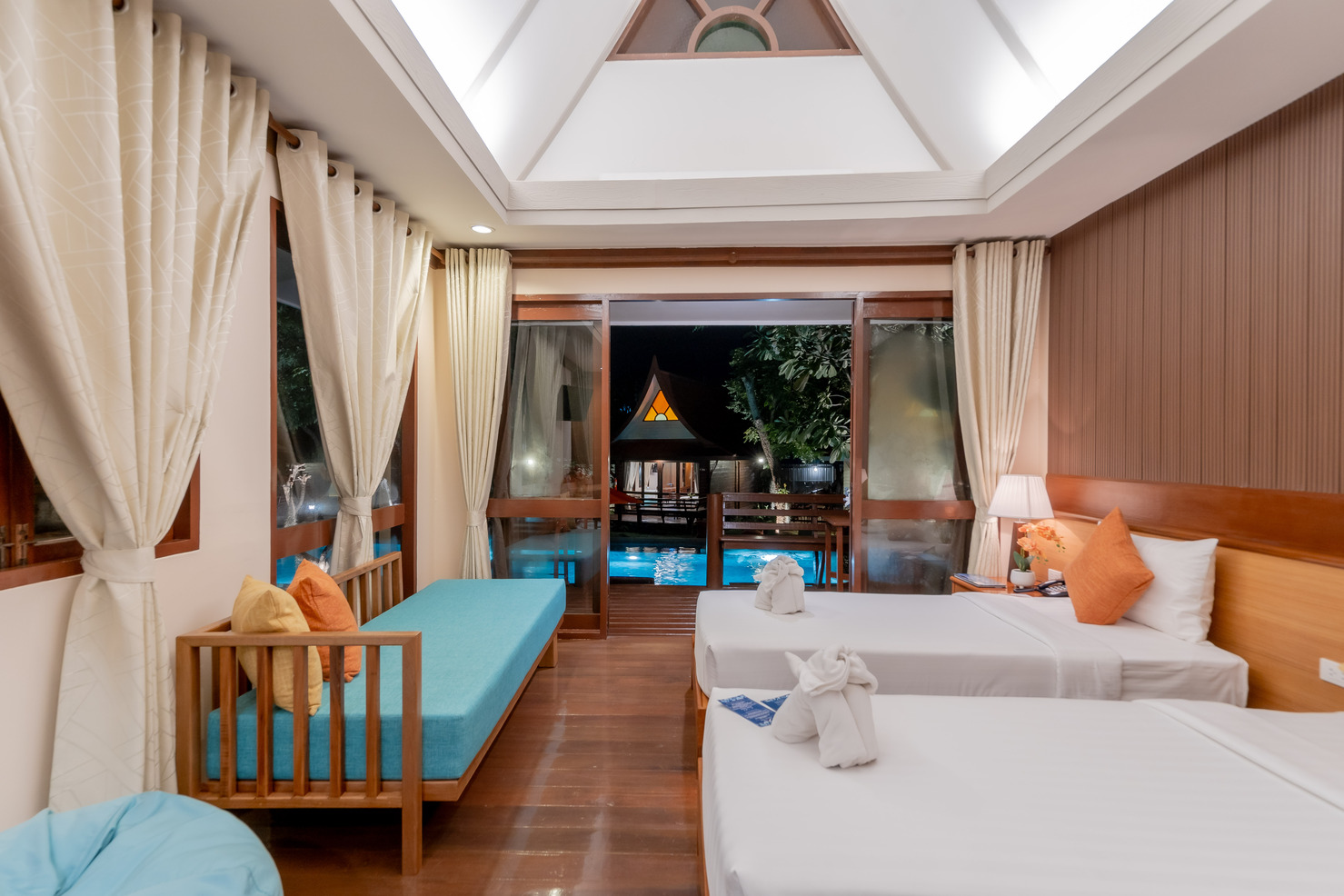 Luxury, Suite, Twin Beds, Pool Access