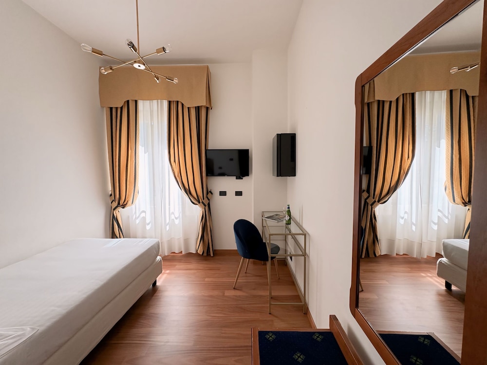 ROOM, SINGLE