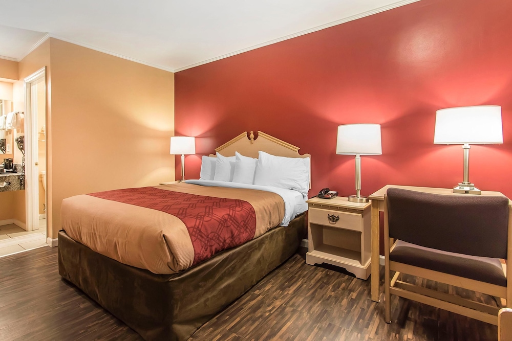 Econo Lodge Cornersville I-65 24/46