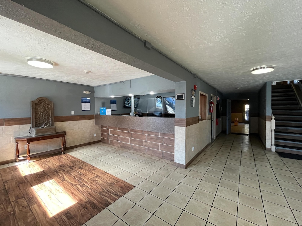 Lobby at Studio6 Suites Hurricane, WV, HURRICANE - WV