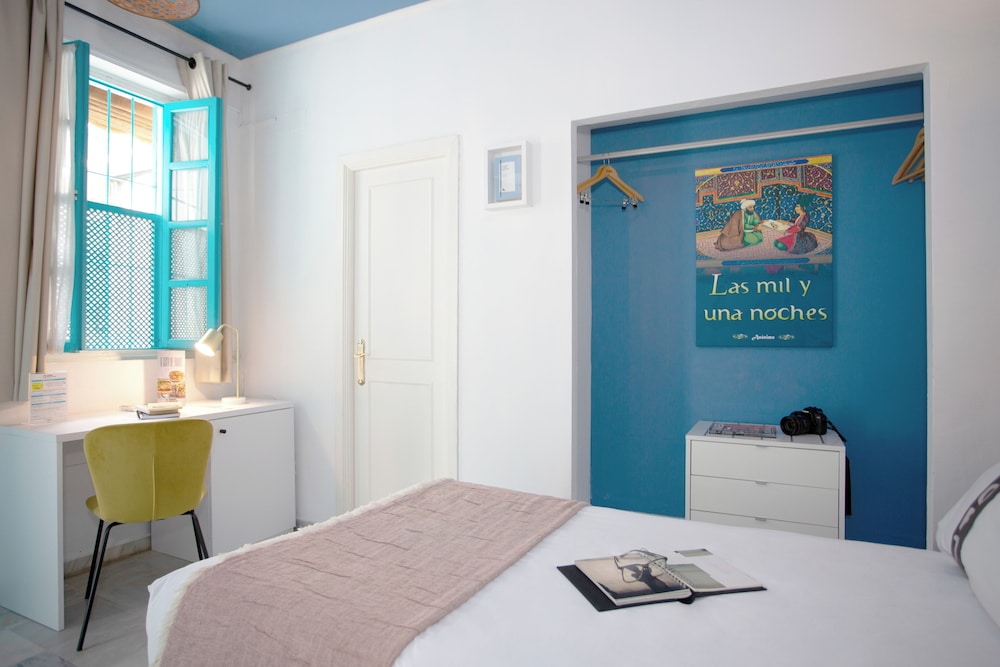 ROOM, TWIN BEDS
