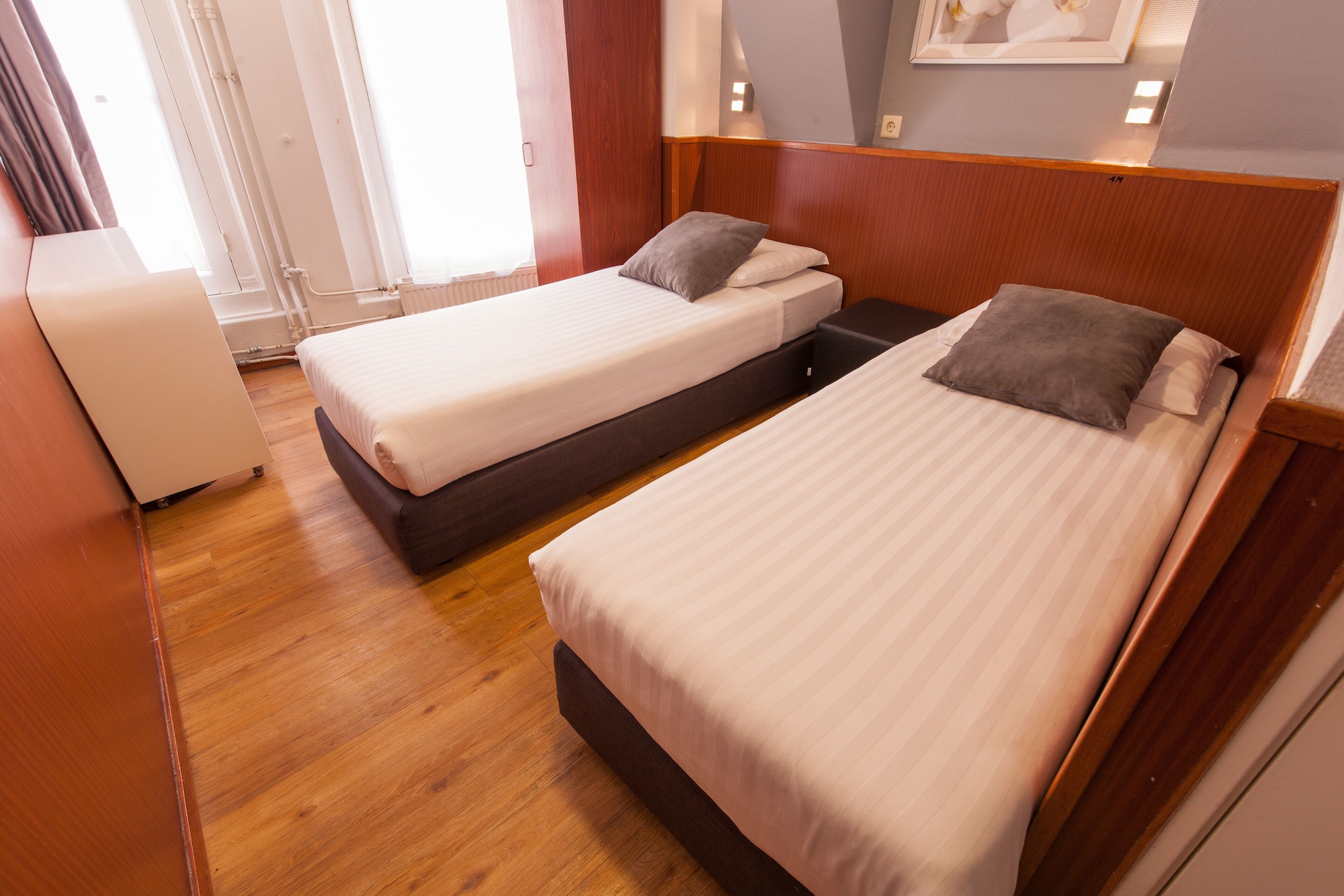ROOM, TWIN BEDS